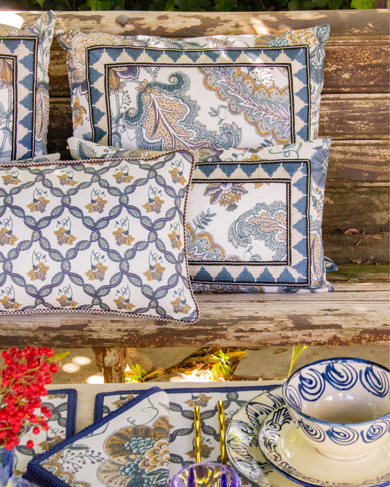 SMALL GARDENIA CUSHION (Blue)