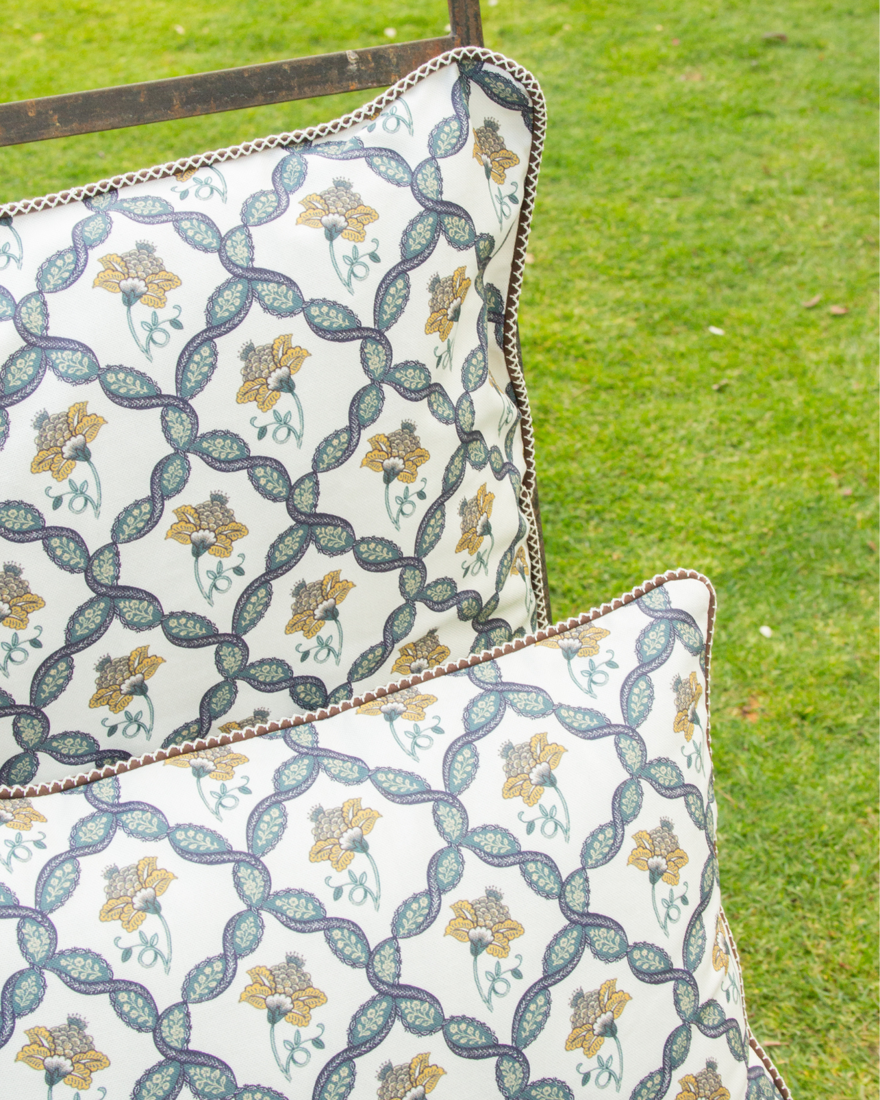 GARDENIA TRIAGE CUSHION SMALL (Blue)