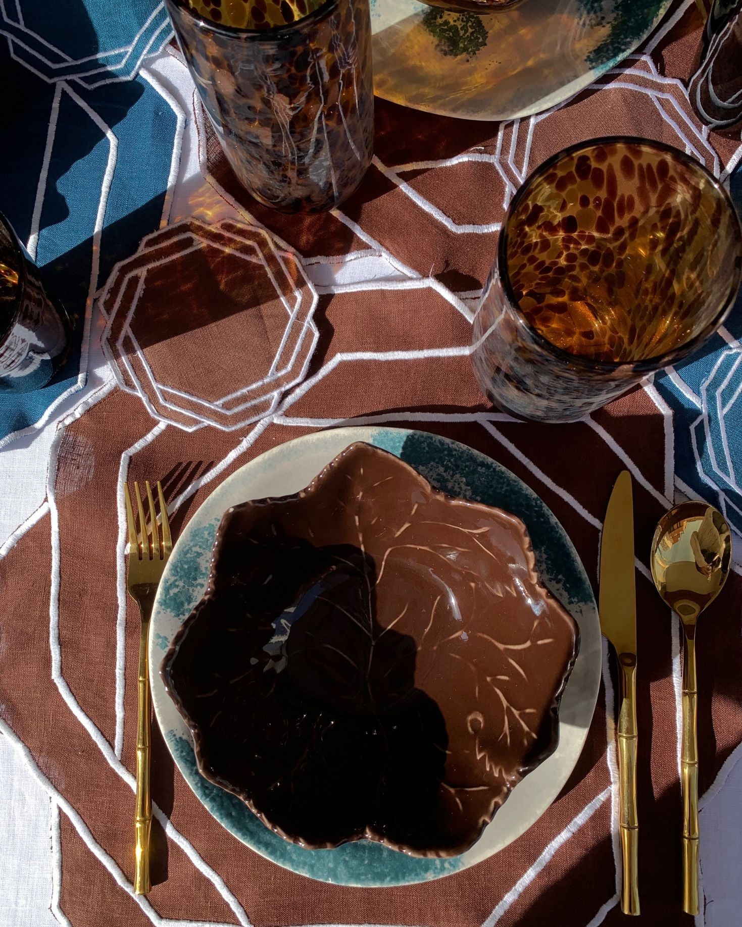 BALUSTER PLACEMATS AND NAPKIN (Brown)